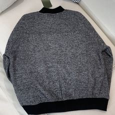 Loro Piana&lP🆕FW2025新款针织毛呢夹克外套。全系采用原版五金,领口及袖口下摆采用弹力螺 Loro Piana&lP🆕FW2025新款针织毛呢夹克外套。全系采用原版五金,领口及袖口下摆采用弹力螺