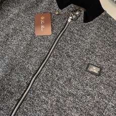 Loro Piana&lP🆕FW2025新款针织毛呢夹克外套。全系采用原版五金,领口及袖口下摆采用弹力螺 Loro Piana&lP🆕FW2025新款针织毛呢夹克外套。全系采用原版五金,领口及袖口下摆采用弹力螺