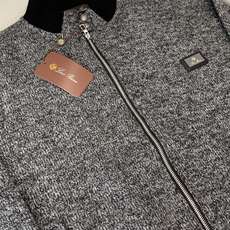 Loro Piana&lP🆕FW2025新款针织毛呢夹克外套。全系采用原版五金,领口及袖口下摆采用弹力螺 Loro Piana&lP🆕FW2025新款针织毛呢夹克外套。全系采用原版五金,领口及袖口下摆采用弹力螺