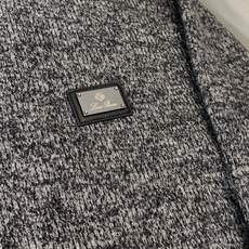 Loro Piana&lP🆕FW2025新款针织毛呢夹克外套。全系采用原版五金,领口及袖口下摆采用弹力螺 Loro Piana&lP🆕FW2025新款针织毛呢夹克外套。全系采用原版五金,领口及袖口下摆采用弹力螺