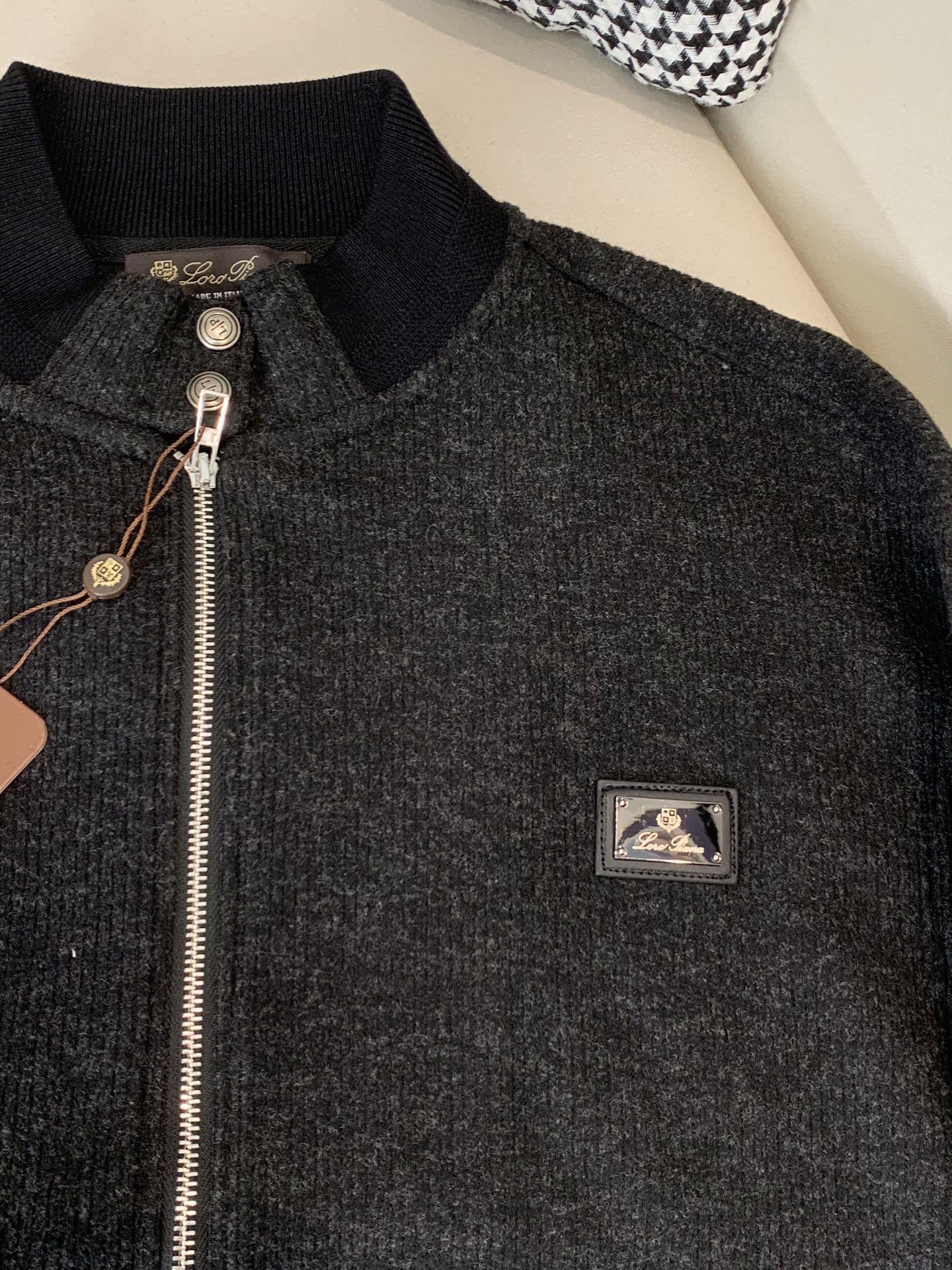Loro Piana&lP🆕FW2025新款针织毛呢夹克外套。全系采用原版五金，领口及袖口下摆采用弹力螺