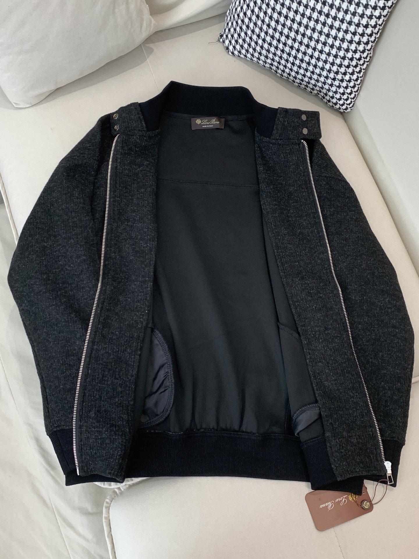 Loro Piana&lP🆕FW2025新款针织毛呢夹克外套。全系采用原版五金，领口及袖口下摆采用弹力螺