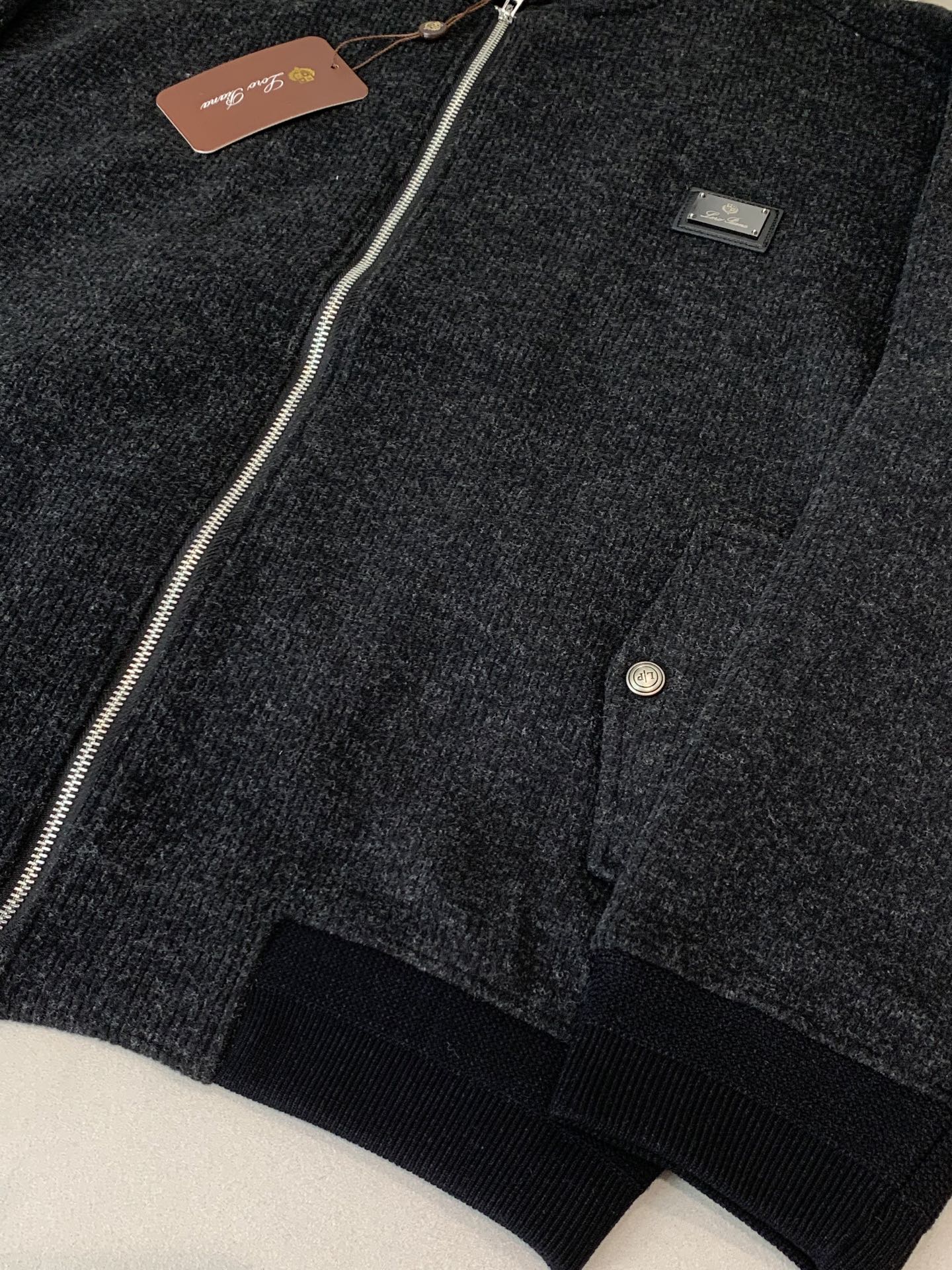 Loro Piana&lP🆕FW2025新款针织毛呢夹克外套。全系采用原版五金，领口及袖口下摆采用弹力螺