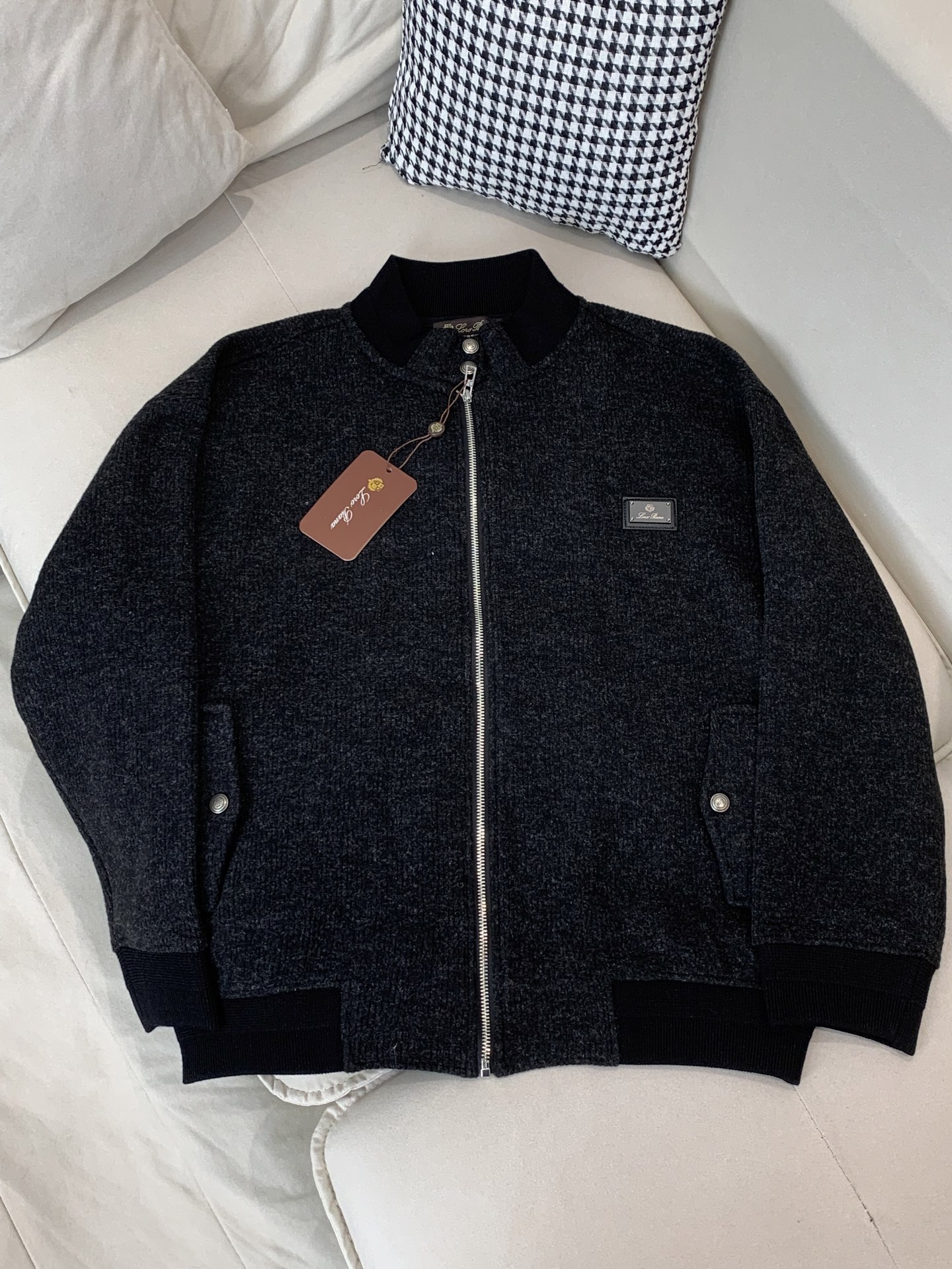 Loro Piana&lP🆕FW2025新款针织毛呢夹克外套。全系采用原版五金，领口及袖口下摆采用弹力螺