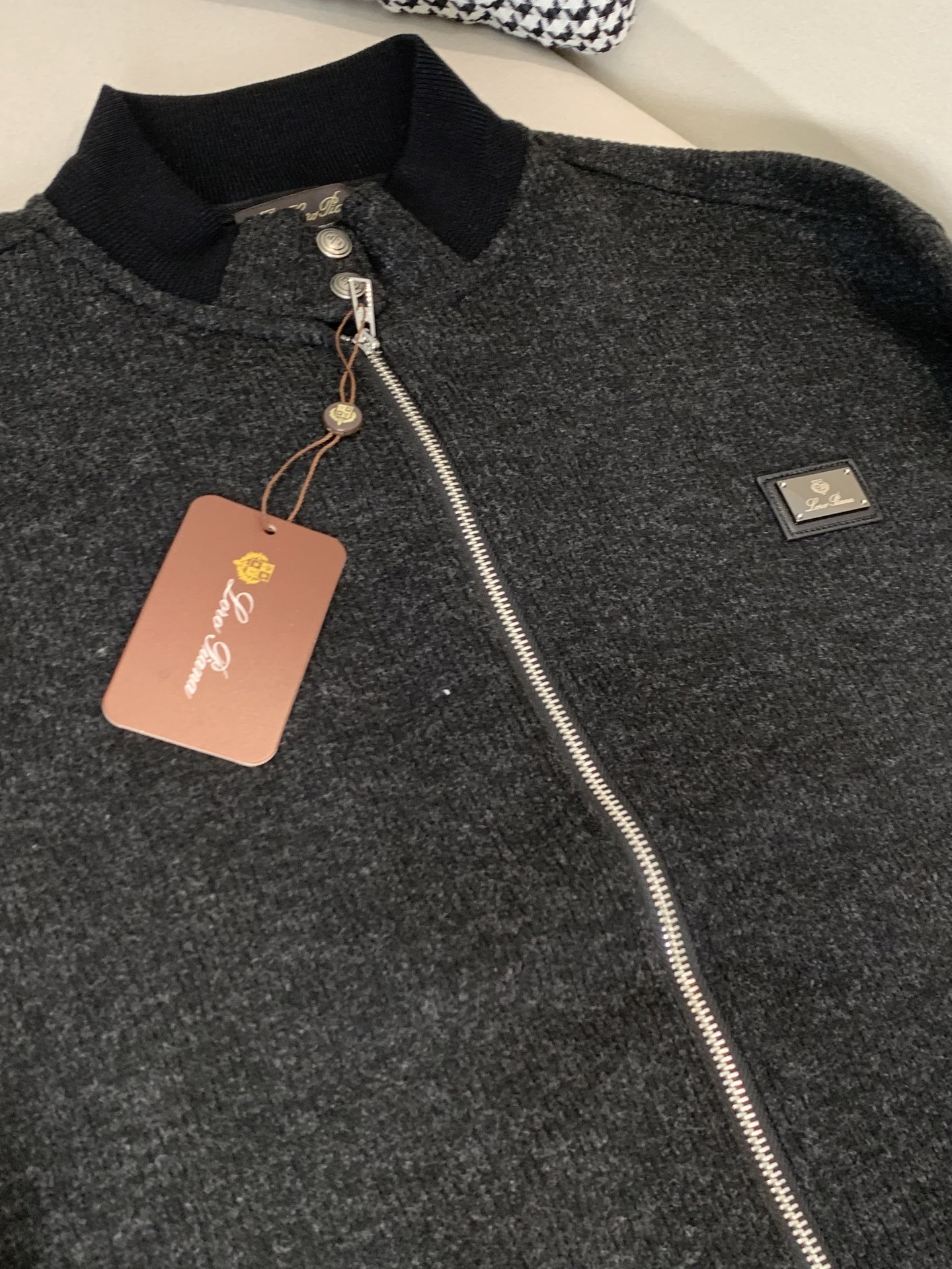 Loro Piana&lP🆕FW2025新款针织毛呢夹克外套。全系采用原版五金，领口及袖口下摆采用弹力螺