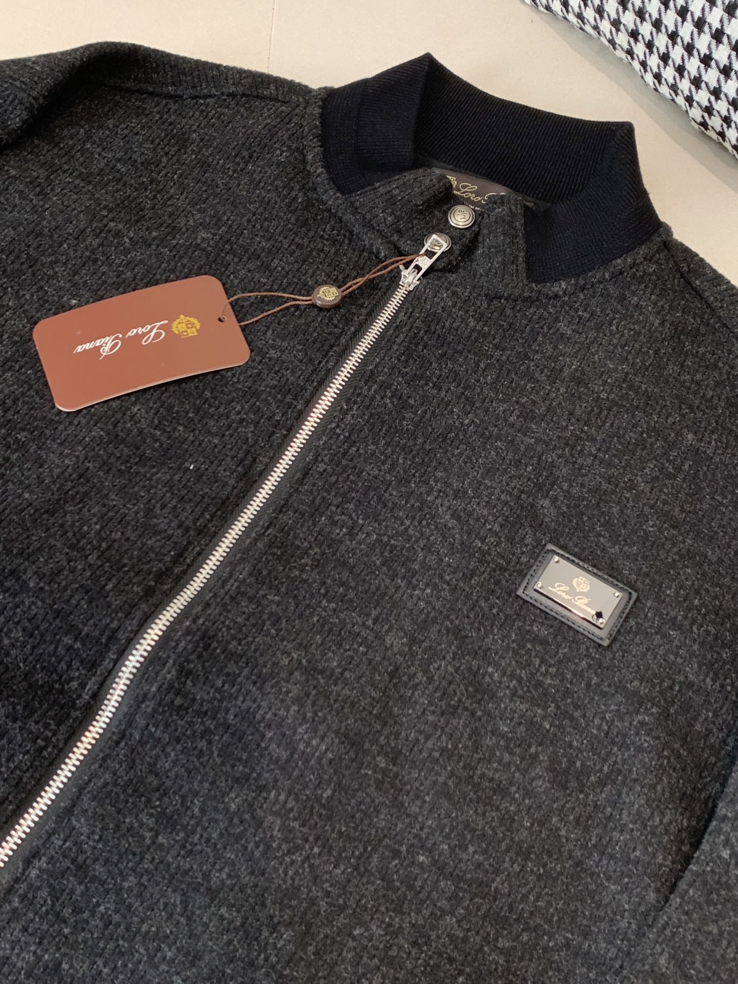 Loro Piana&lP🆕FW2025新款针织毛呢夹克外套。全系采用原版五金，领口及袖口下摆采用弹力螺