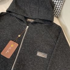 Loro Piana&lP🆕FW2025新款针织毛呢连帽夹克外套。全系采用原版五金,非常高级,立挺有型; Loro Piana&lP🆕FW2025新款针织毛呢连帽夹克外套。全系采用原版五金,非常高级,立挺有型;