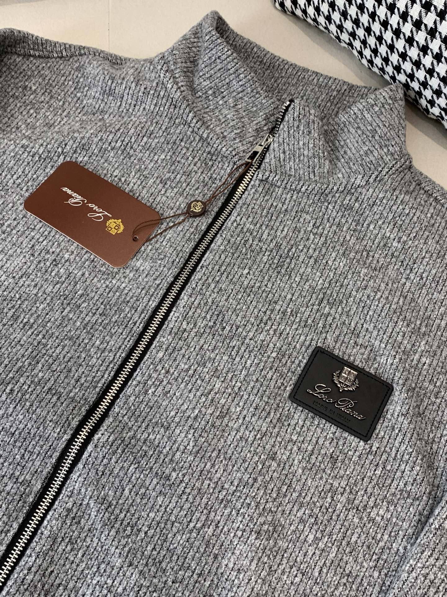 Loro Piana&lP🆕FW2025新款针织毛呢夹克外套。全系采用原版五金，领口及袖口下摆采用弹力螺