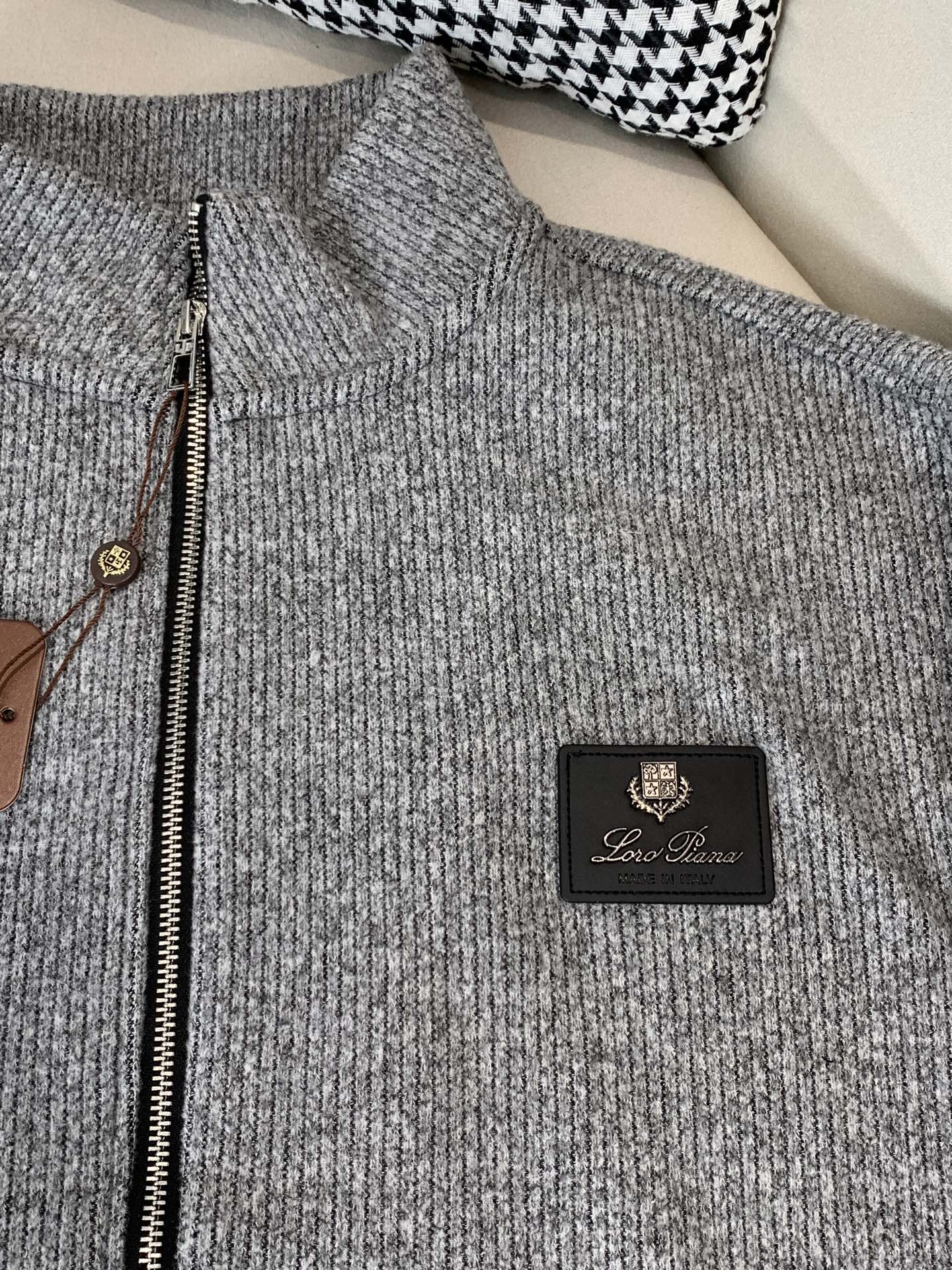Loro Piana&lP🆕FW2025新款针织毛呢夹克外套。全系采用原版五金，领口及袖口下摆采用弹力螺