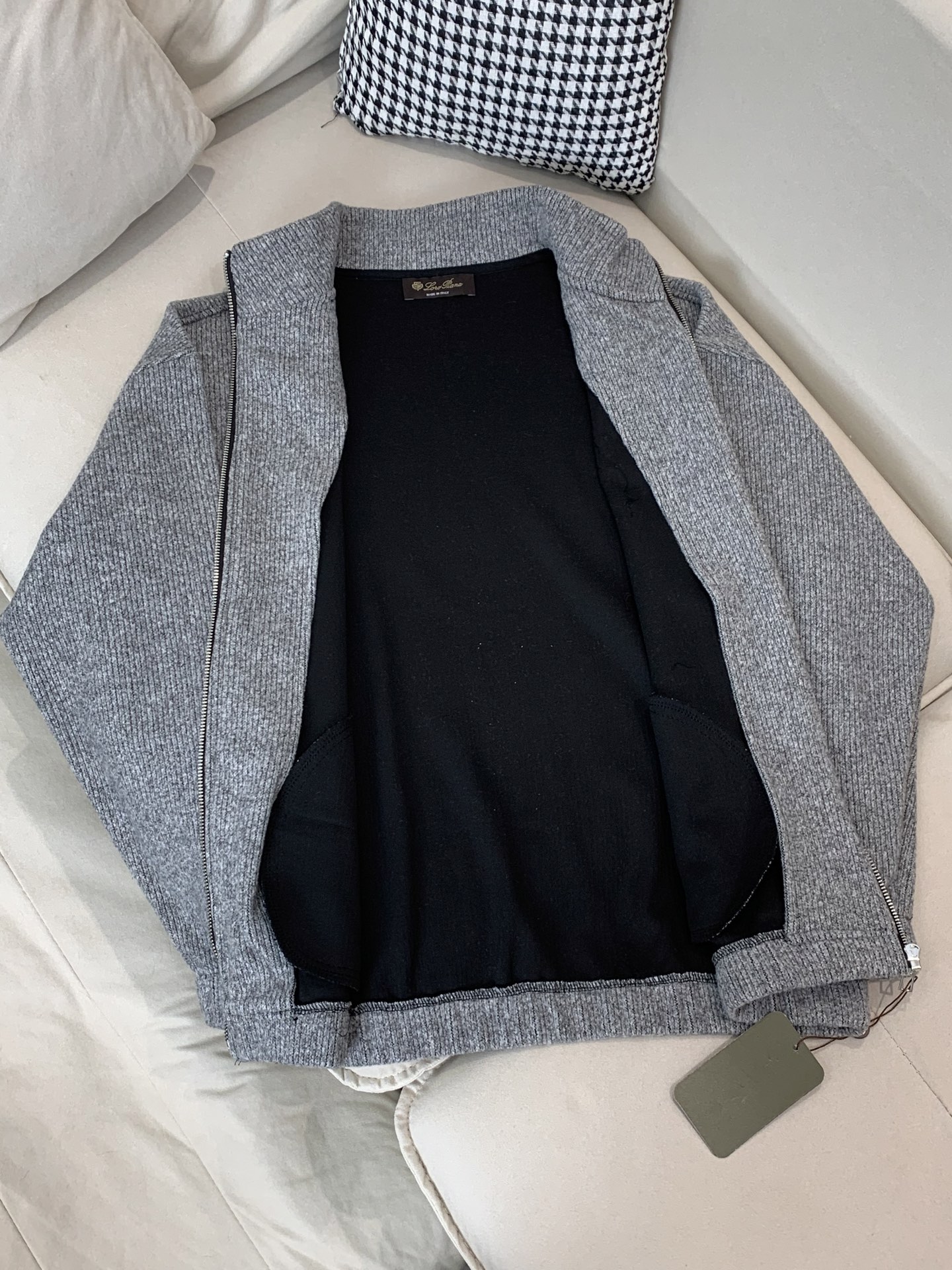 Loro Piana&lP🆕FW2025新款针织毛呢夹克外套。全系采用原版五金，领口及袖口下摆采用弹力螺