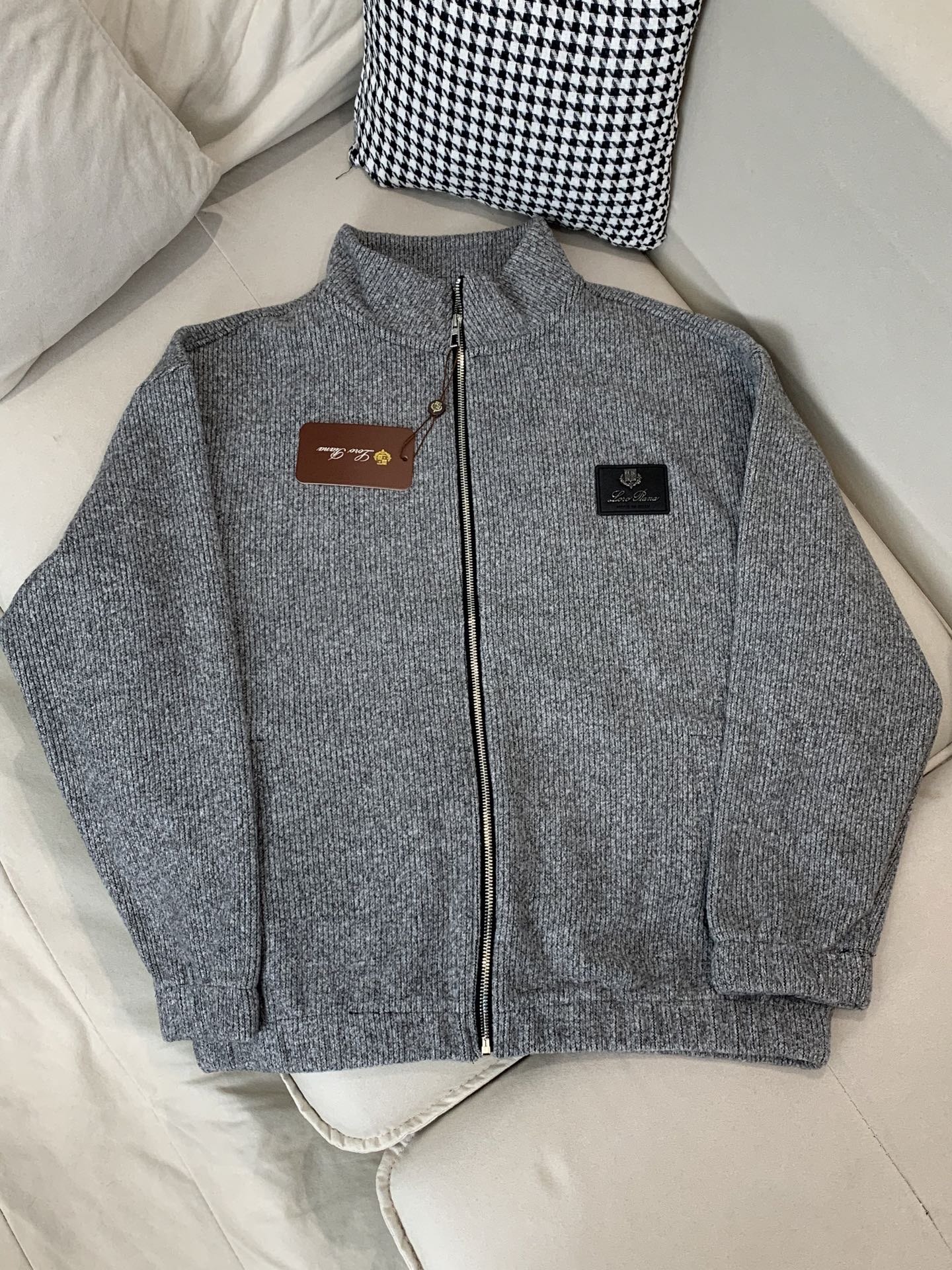 Loro Piana&lP🆕FW2025新款针织毛呢夹克外套。全系采用原版五金，领口及袖口下摆采用弹力螺
