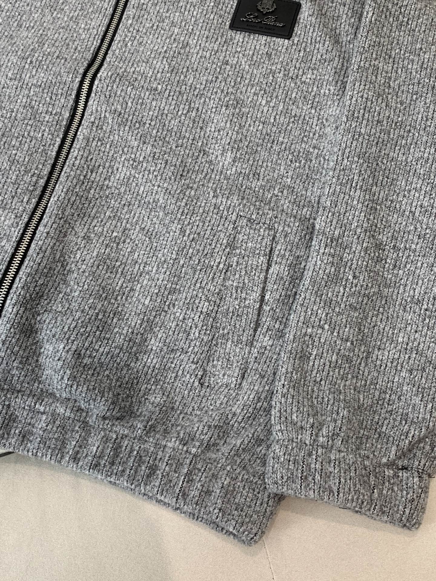 Loro Piana&lP🆕FW2025新款针织毛呢夹克外套。全系采用原版五金，领口及袖口下摆采用弹力螺