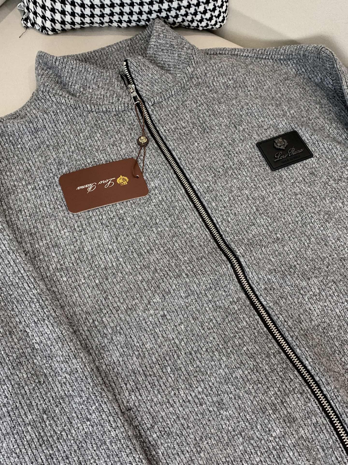 Loro Piana&lP🆕FW2025新款针织毛呢夹克外套。全系采用原版五金，领口及袖口下摆采用弹力螺