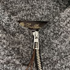 Loro Piana&lP🆕FW2025新款针织毛呢夹克外套。全系采用原版五金,领口及袖口下摆采用弹力螺 Loro Piana&lP🆕FW2025新款针织毛呢夹克外套。全系采用原版五金,领口及袖口下摆采用弹力螺
