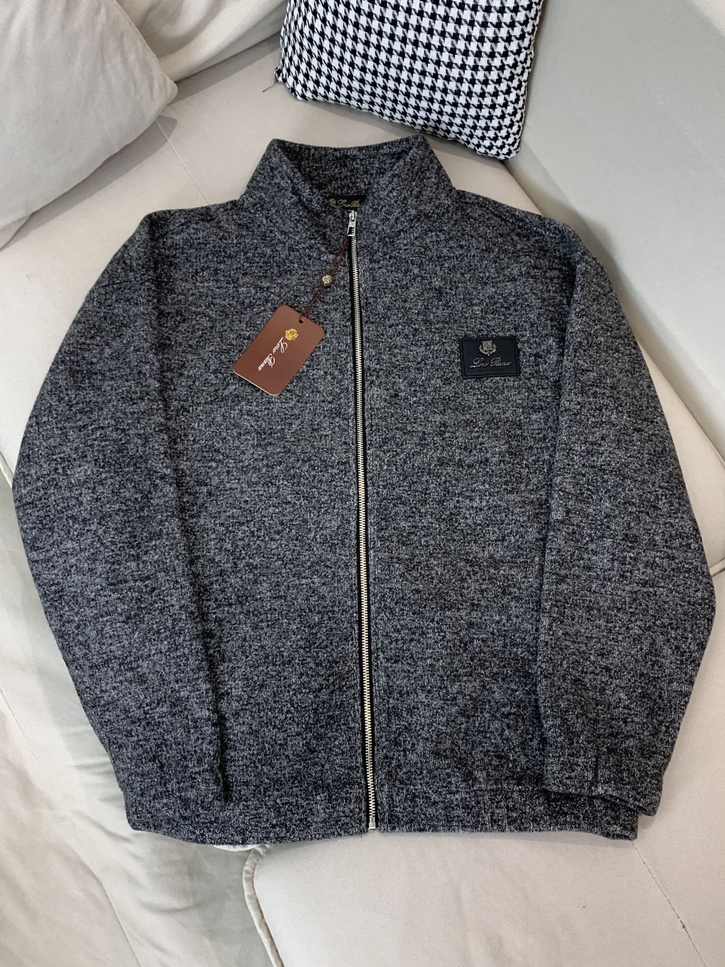 Loro Piana&lP🆕FW2025新款针织毛呢夹克外套。全系采用原版五金，领口及袖口下摆采用弹力螺