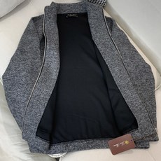 Loro Piana&lP🆕FW2025新款针织毛呢夹克外套。全系采用原版五金,领口及袖口下摆采用弹力螺 Loro Piana&lP🆕FW2025新款针织毛呢夹克外套。全系采用原版五金,领口及袖口下摆采用弹力螺