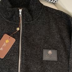 Loro Piana&lP🆕FW2025新款针织毛呢夹克外套。全系采用原版五金,领口及袖口下摆采用弹力螺 Loro Piana&lP🆕FW2025新款针织毛呢夹克外套。全系采用原版五金,领口及袖口下摆采用弹力螺