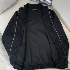 Loro Piana&lP🆕FW2025新款针织毛呢夹克外套。全系采用原版五金,领口及袖口下摆采用弹力螺 Loro Piana&lP🆕FW2025新款针织毛呢夹克外套。全系采用原版五金,领口及袖口下摆采用弹力螺