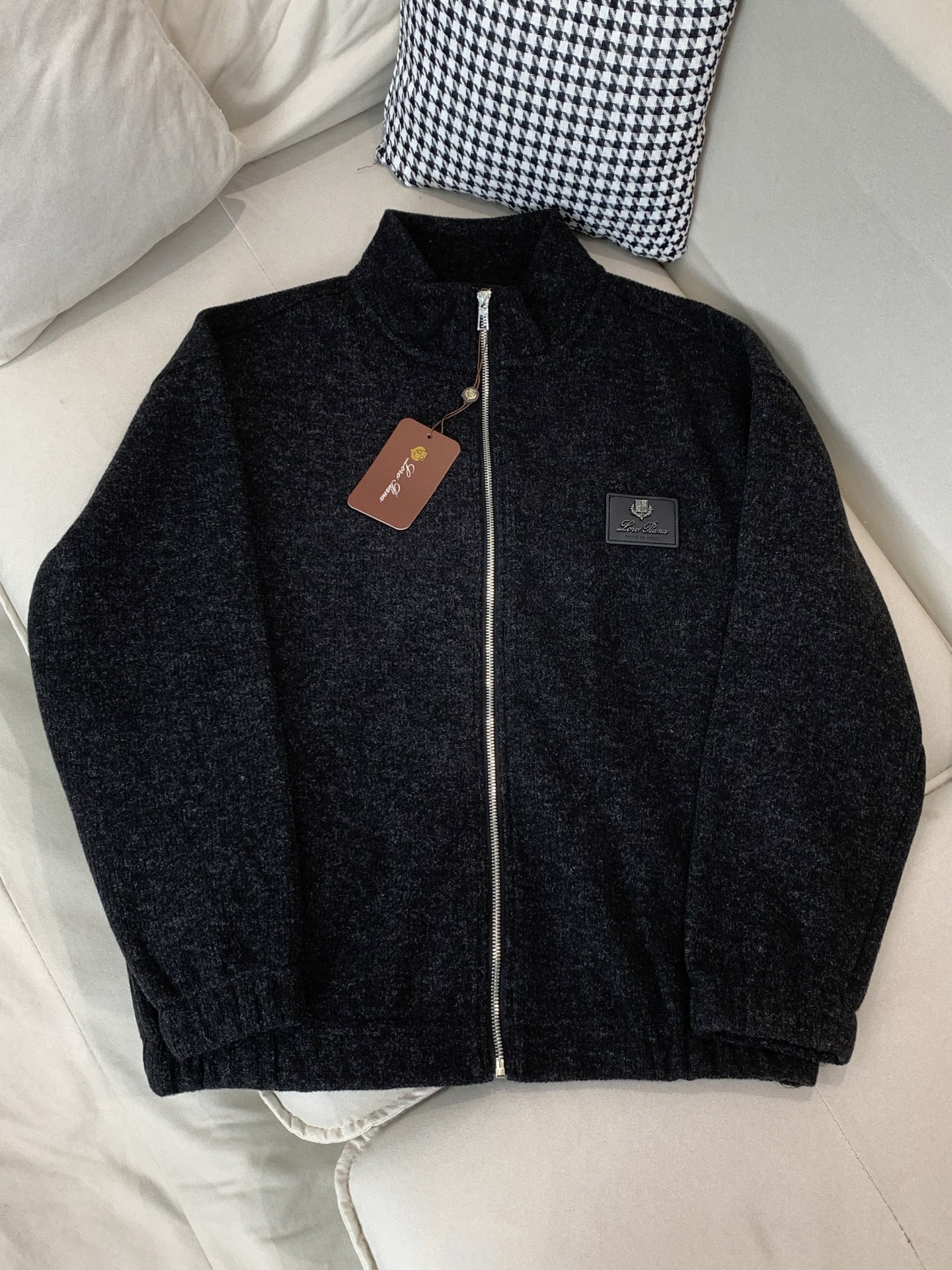 Loro Piana&lP🆕FW2025新款针织毛呢夹克外套。全系采用原版五金，领口及袖口下摆采用弹力螺