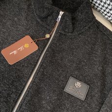 Loro Piana&lP🆕FW2025新款针织毛呢夹克外套。全系采用原版五金,领口及袖口下摆采用弹力螺 Loro Piana&lP🆕FW2025新款针织毛呢夹克外套。全系采用原版五金,领口及袖口下摆采用弹力螺