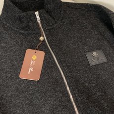 Loro Piana&lP🆕FW2025新款针织毛呢夹克外套。全系采用原版五金,领口及袖口下摆采用弹力螺 Loro Piana&lP🆕FW2025新款针织毛呢夹克外套。全系采用原版五金,领口及袖口下摆采用弹力螺