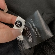 Loro Piana&lP🆕FW2025新款针织毛呢夹克外套。全系采用原版五金,领口及袖口下摆采用弹力螺 Loro Piana&lP🆕FW2025新款针织毛呢夹克外套。全系采用原版五金,领口及袖口下摆采用弹力螺