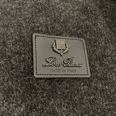 Loro Piana&lP🆕FW2025新款针织毛呢夹克外套。全系采用原版五金,领口及袖口下摆采用弹力螺 Loro Piana&lP🆕FW2025新款针织毛呢夹克外套。全系采用原版五金,领口及袖口下摆采用弹力螺