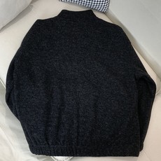 Loro Piana&lP🆕FW2025新款针织毛呢夹克外套。全系采用原版五金,领口及袖口下摆采用弹力螺 Loro Piana&lP🆕FW2025新款针织毛呢夹克外套。全系采用原版五金,领口及袖口下摆采用弹力螺