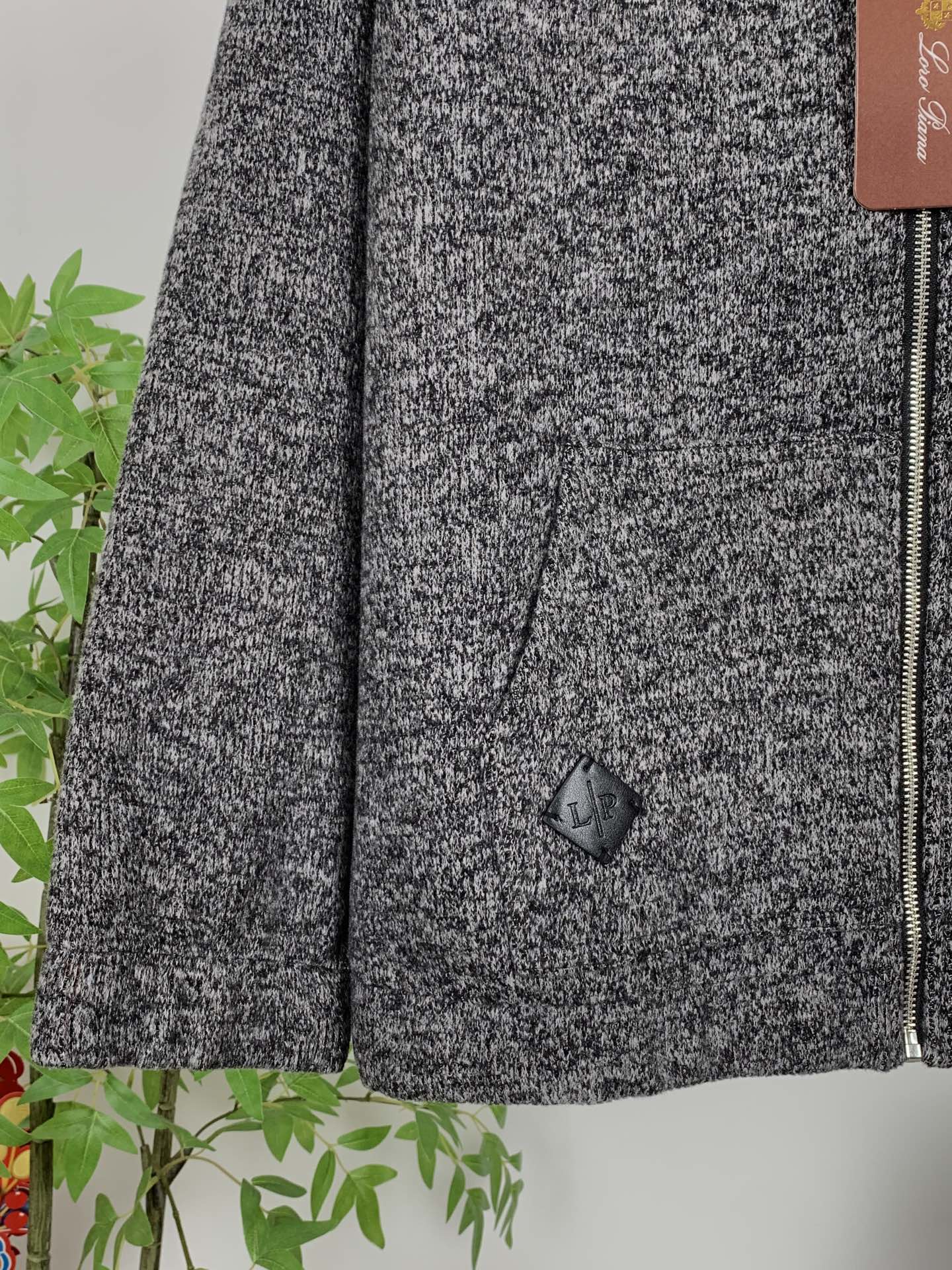 lP🆕-LoroPiana诺悠翩雅🆕25FW秋冬新款老钱风羊毛夹克立领外套，选用进口羊毛面料混纺，拼接配