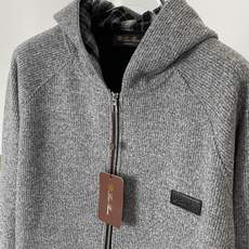 lP🆕-LoroPiana诺悠翩雅🆕25FW秋冬新款老钱风羊毛夹克立领外套,选用进口羊毛面料混纺,拼接配 lP🆕-LoroPiana诺悠翩雅🆕25FW秋冬新款老钱风羊毛夹克立领外套,选用进口羊毛面料混纺,拼接配