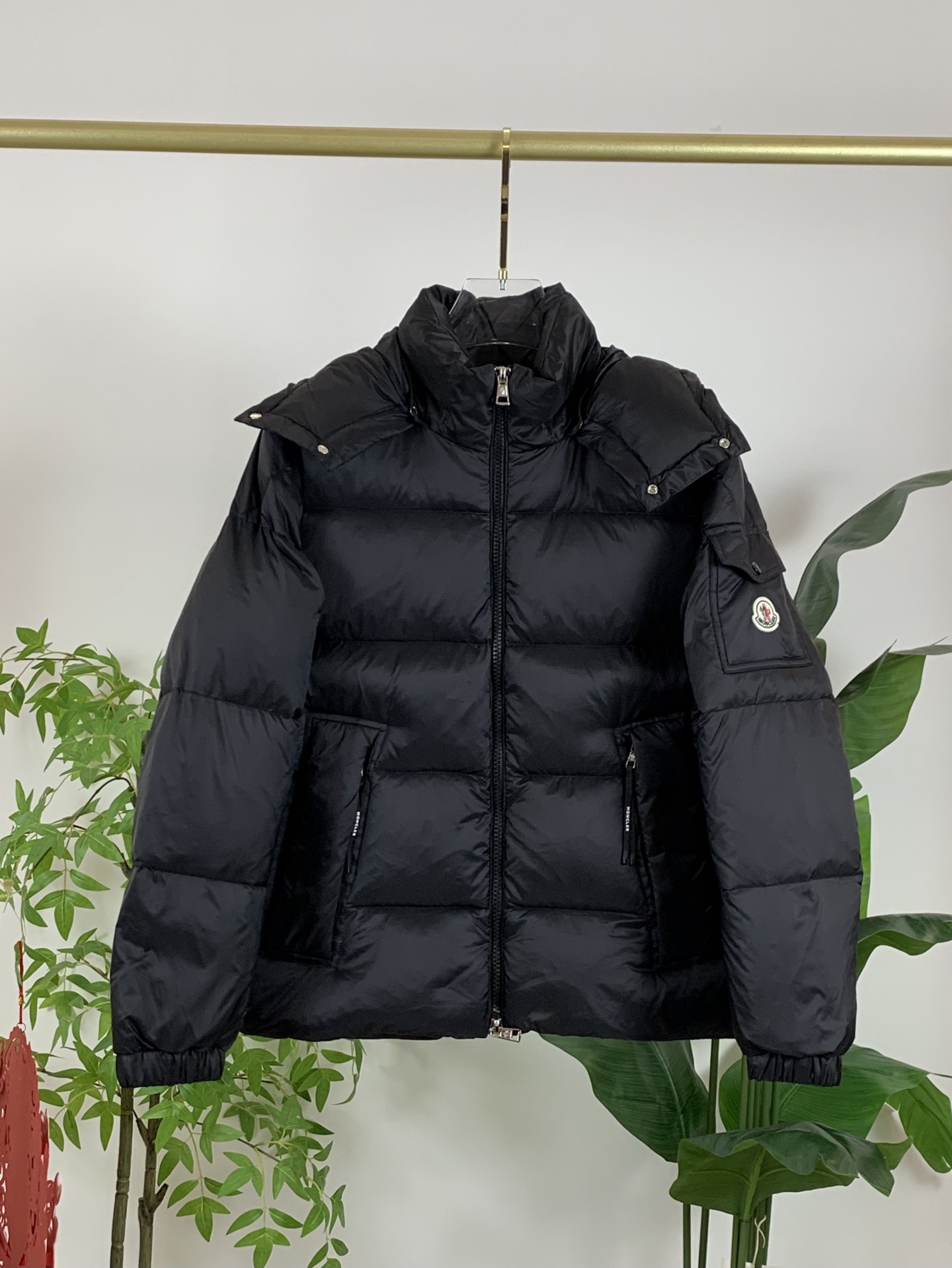 NO:597054,Down 2025SS new model for autumn and winter!  -Moncl*r hooded down jacket uses the new national standard 90 white duck down. The hood is detachable. The overall style of the men's light luxury fashion casual hooded down jacket is very high-end. It is simple and versatile for daily wear. The version is particularly good. The shoulder-dropped and loose version makes the upper body light and comfortable. It feels soft and smooth, and can be worn in a casual style ~ simple and fashionable!  The hooded design is fashionable, suitable for business or leisure, and you can enjoy full comfort while being fashionable and handsome!  Color Black Gray Size M-3XL,,jackets & coats,jackets & coats,down jacket,hats,alexander wang19860909羽绒 2025SS秋冬季出品新款！-Moncl*r连帽羽绒服夹克外套 采用新国标90白鸭绒 帽子可拆卸 男士轻奢时尚休闲连帽羽绒服整体风格非常高级,简约百搭的日常穿搭,版型特别的好,落肩宽松的版型,上身轻便舒适效果超赞.手感柔软顺滑,穿搭随意风格～简单又时髦 ！连帽设计又不失时尚,商务可休闲,在时尚潇洒帅气之下有尽享舒适！ 颜色黑色 灰色 尺码M-3XL,,jackets & coats,jackets & coats,down jacket,hats,alexander wang,Men's clothing