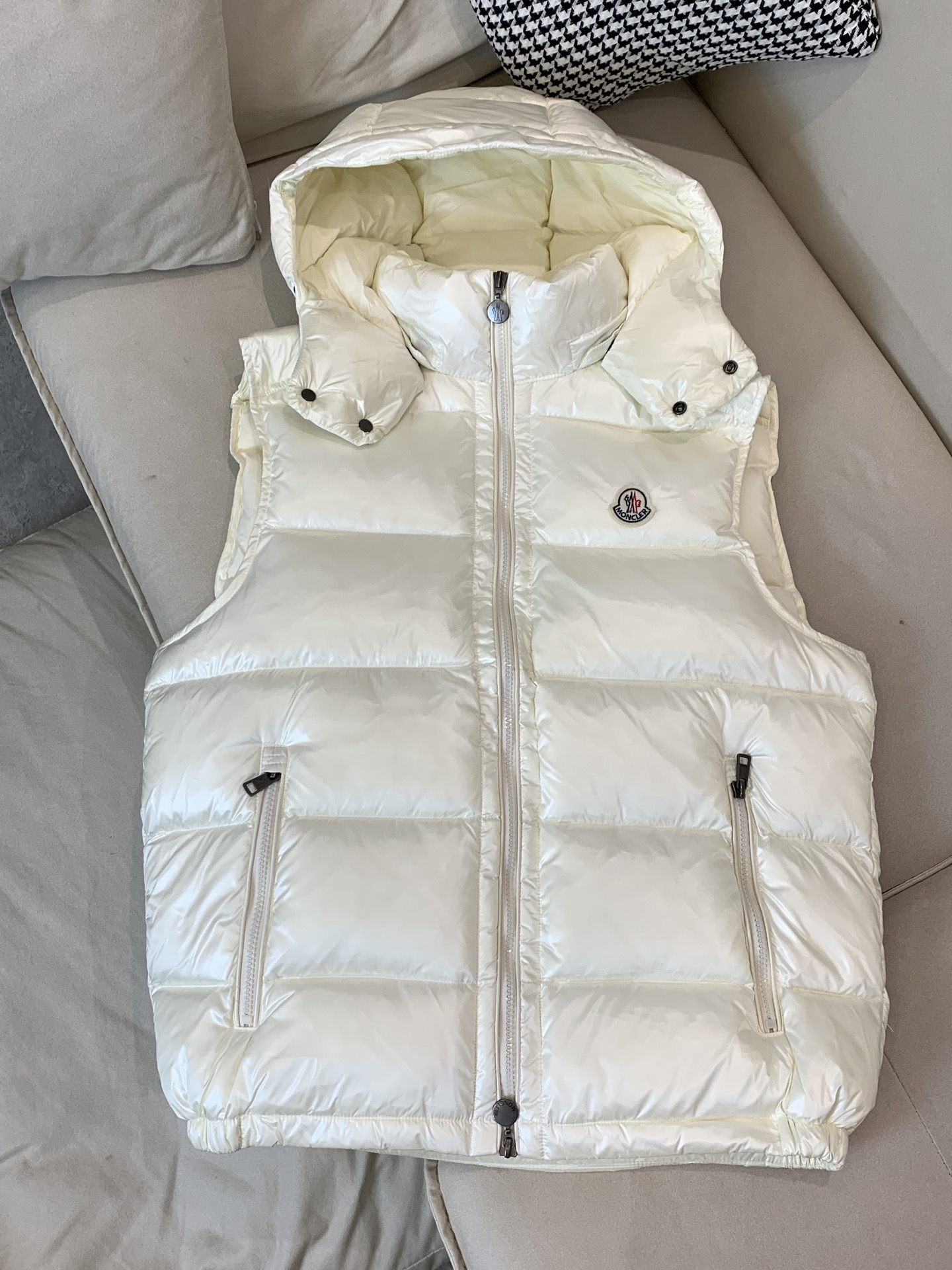 。✨Moncler蒙口 早秋新品 LiPsi男士羽绒马甲，演绎Moncler经典设计，是换季衣橱的必需单