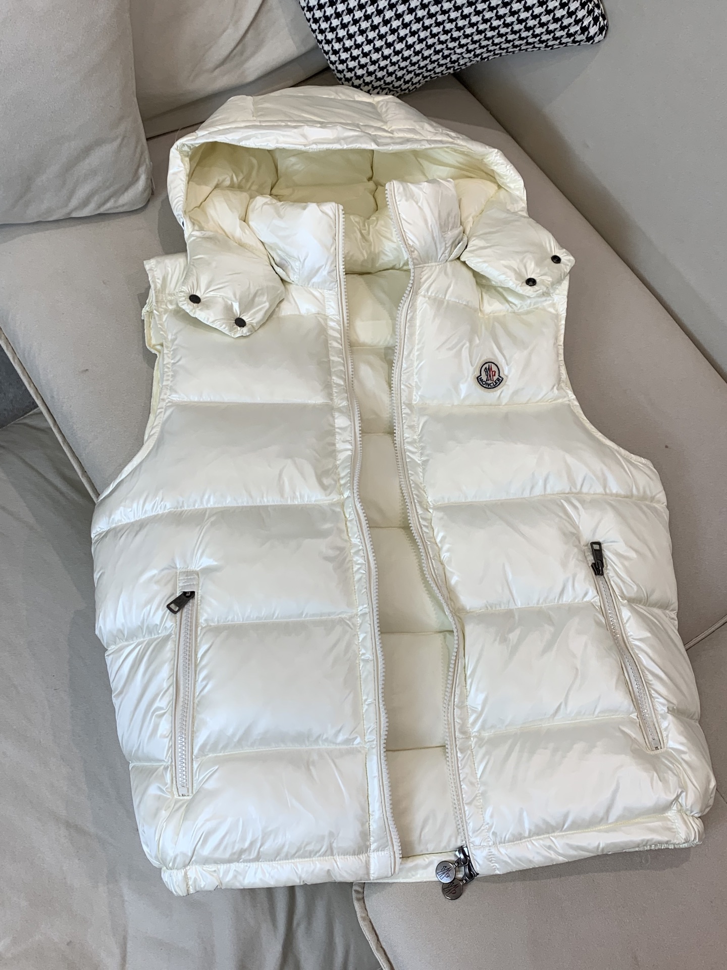 。✨Moncler蒙口 早秋新品 LiPsi男士羽绒马甲，演绎Moncler经典设计，是换季衣橱的必需单