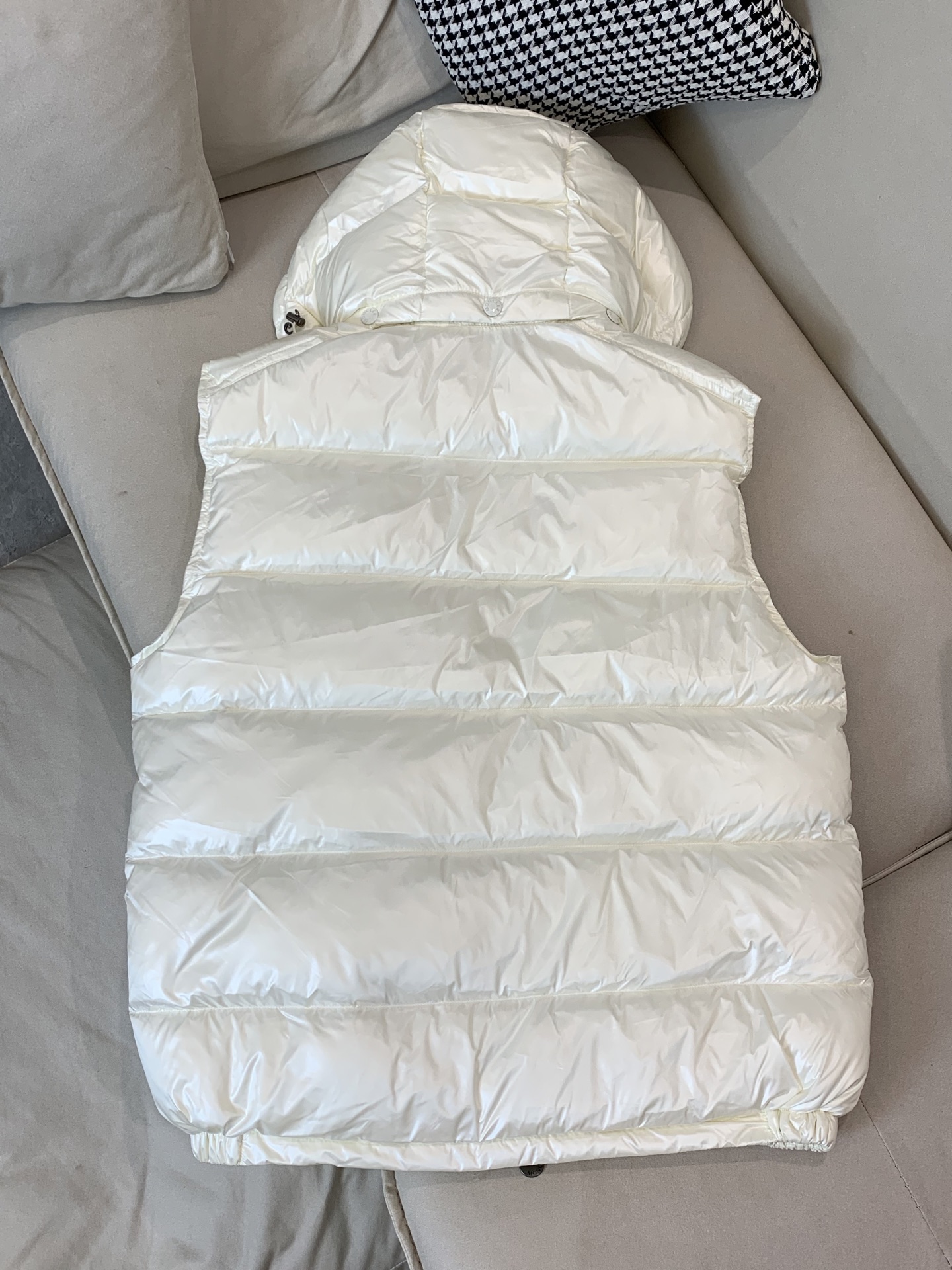 。✨Moncler蒙口 早秋新品 LiPsi男士羽绒马甲，演绎Moncler经典设计，是换季衣橱的必需单