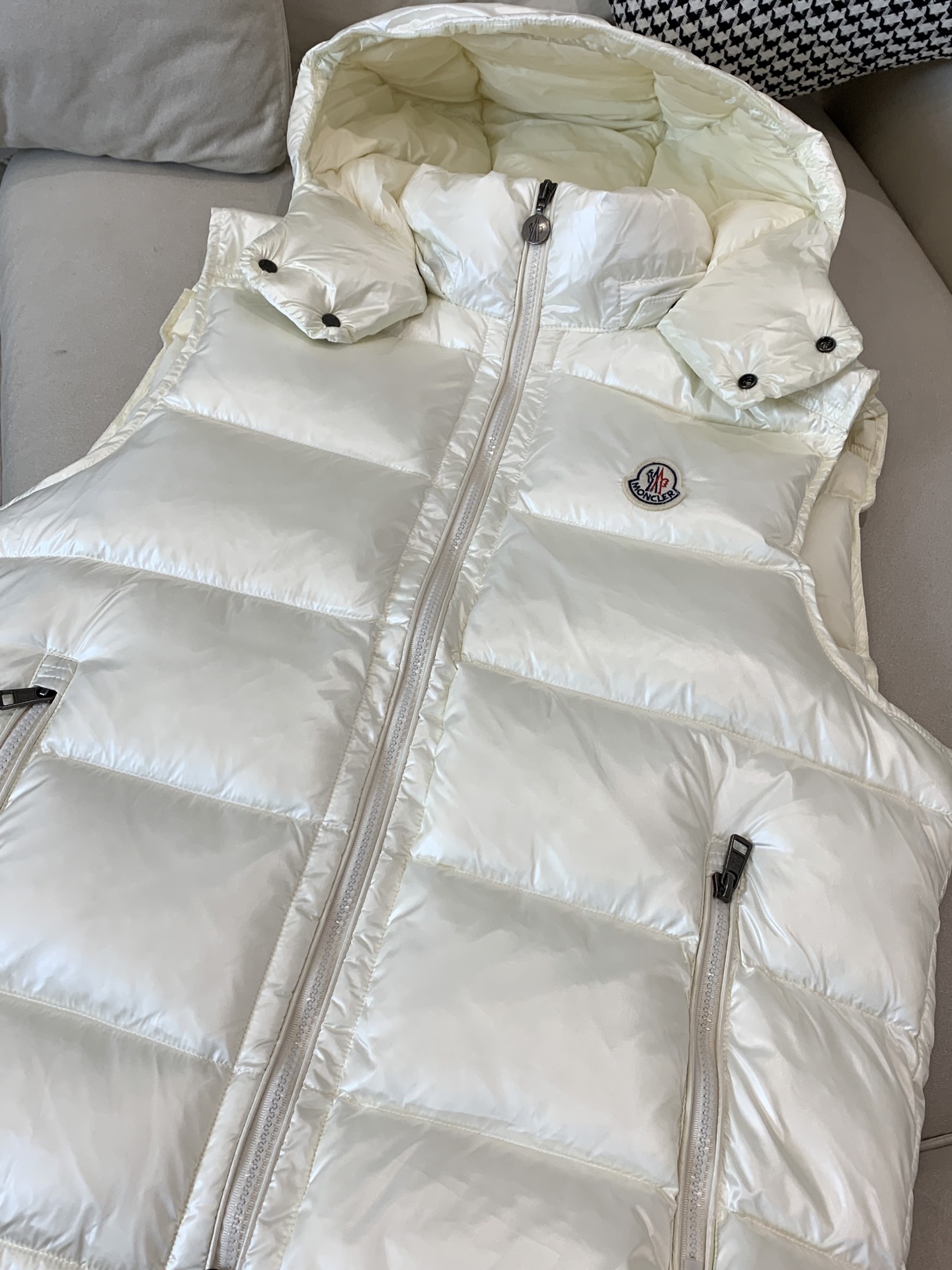 。✨Moncler蒙口 早秋新品 LiPsi男士羽绒马甲，演绎Moncler经典设计，是换季衣橱的必需单