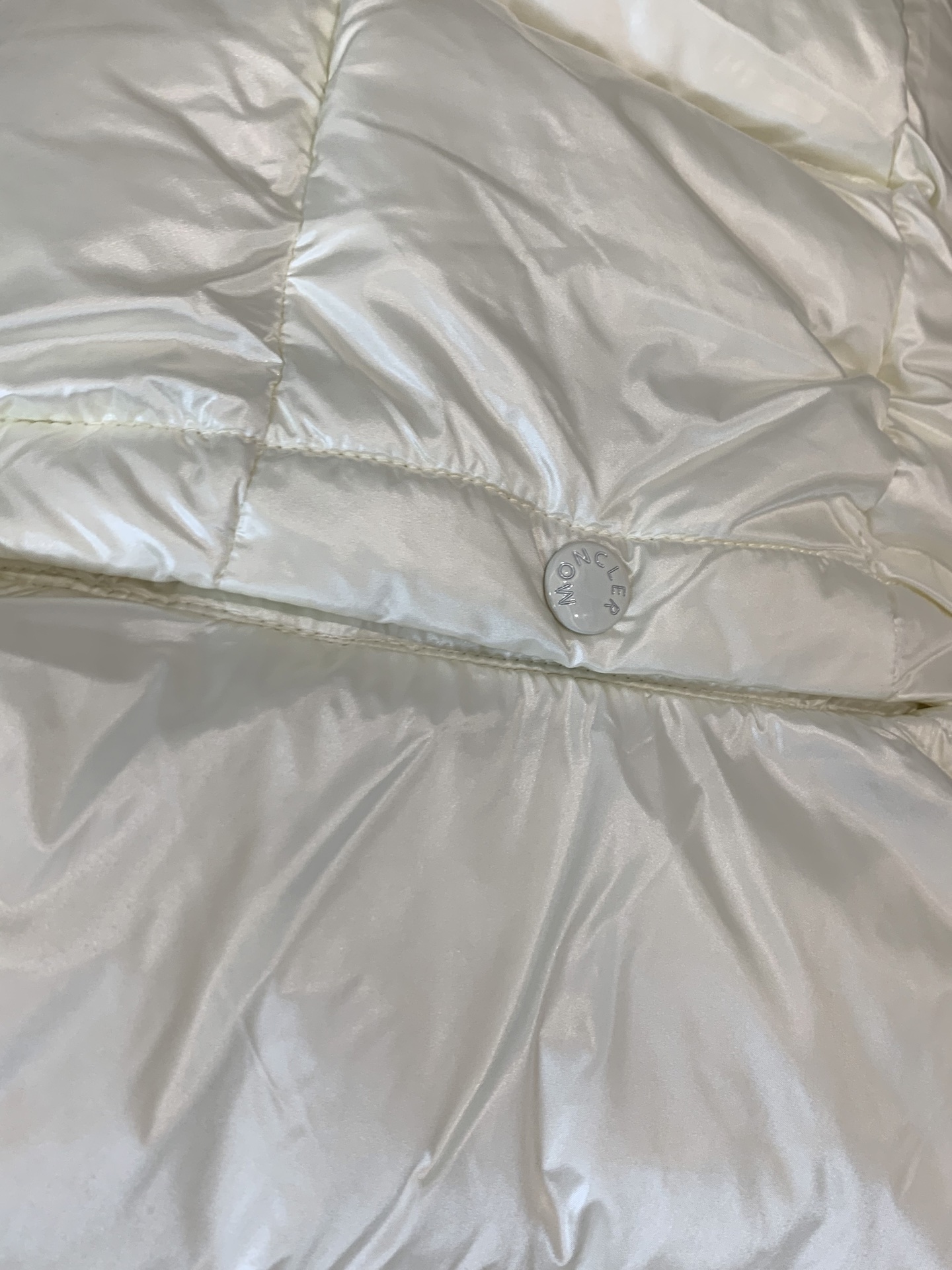 。✨Moncler蒙口 早秋新品 LiPsi男士羽绒马甲，演绎Moncler经典设计，是换季衣橱的必需单