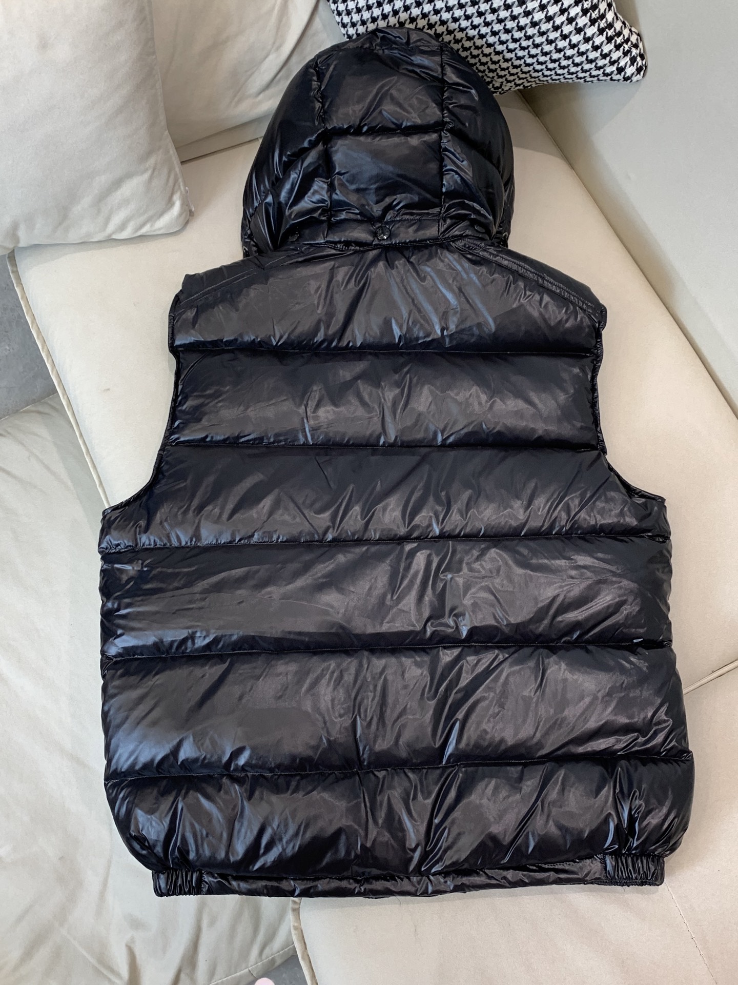 。✨Moncler蒙口 早秋新品 LiPsi男士羽绒马甲，演绎Moncler经典设计，是换季衣橱的必需单