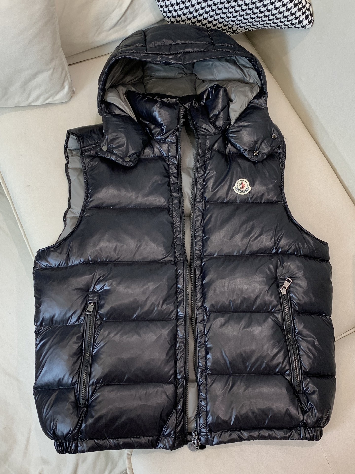 。✨Moncler蒙口 早秋新品 LiPsi男士羽绒马甲，演绎Moncler经典设计，是换季衣橱的必需单