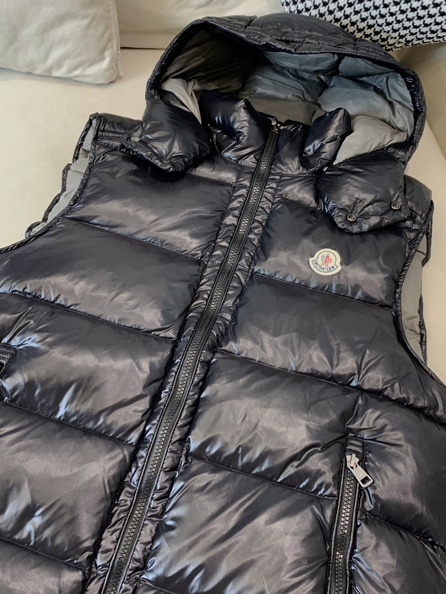 。✨Moncler蒙口 早秋新品 LiPsi男士羽绒马甲，演绎Moncler经典设计，是换季衣橱的必需单