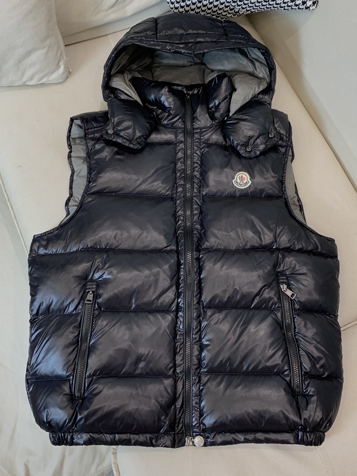 。✨Moncler蒙口 早秋新品 LiPsi男士羽绒马甲，演绎Moncler经典设计，是换季衣橱的必需单