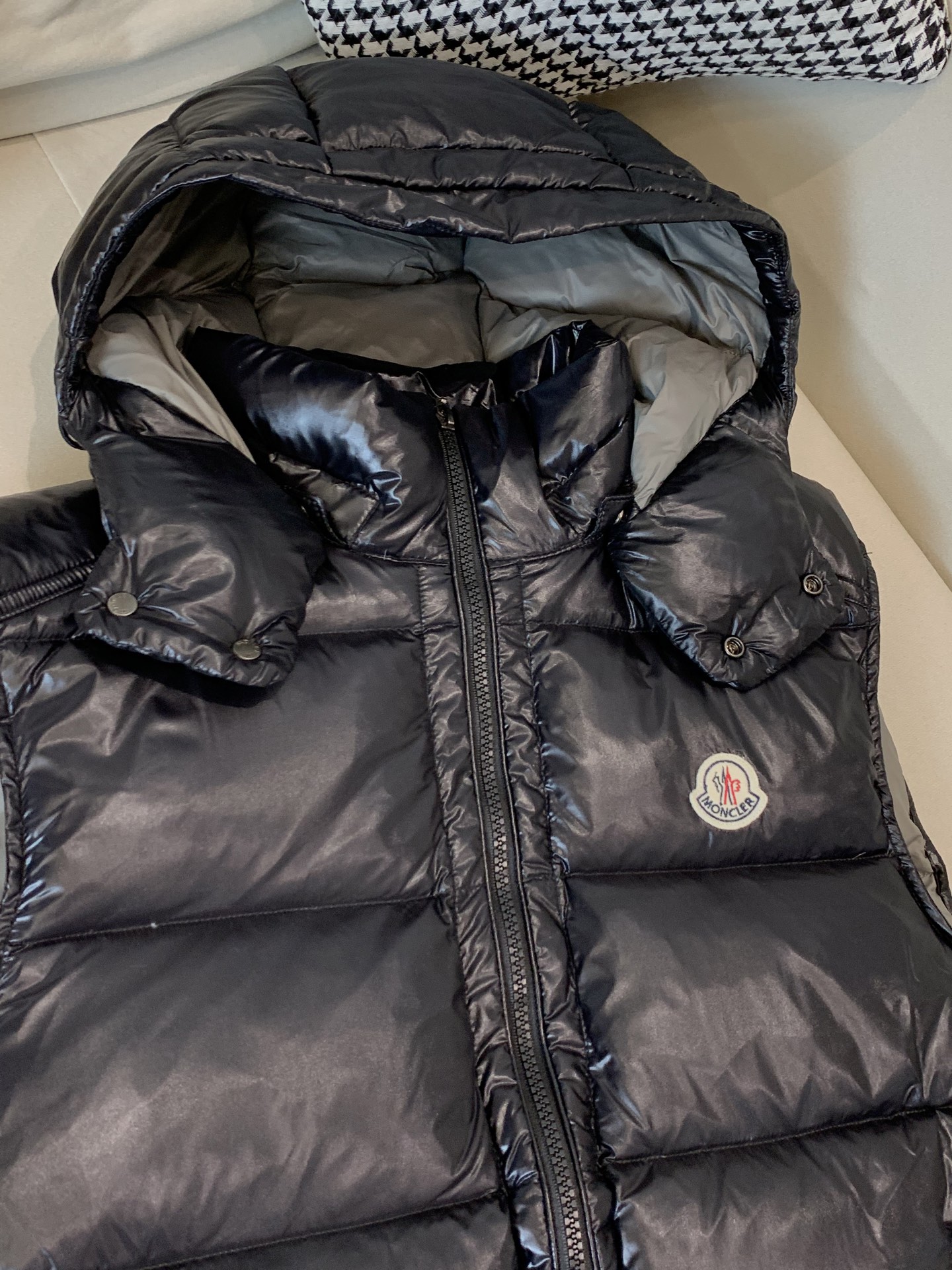 。✨Moncler蒙口 早秋新品 LiPsi男士羽绒马甲，演绎Moncler经典设计，是换季衣橱的必需单