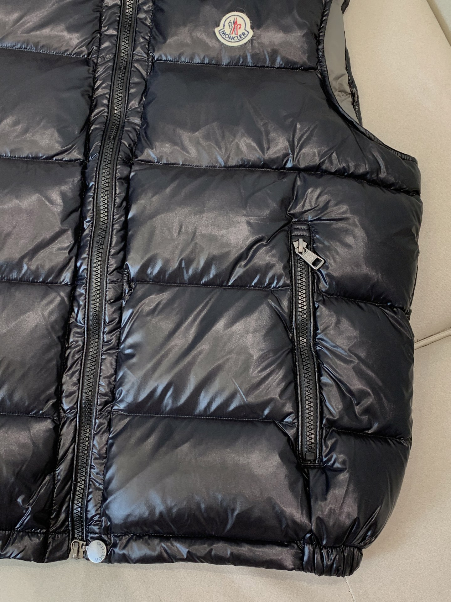 。✨Moncler蒙口 早秋新品 LiPsi男士羽绒马甲，演绎Moncler经典设计，是换季衣橱的必需单