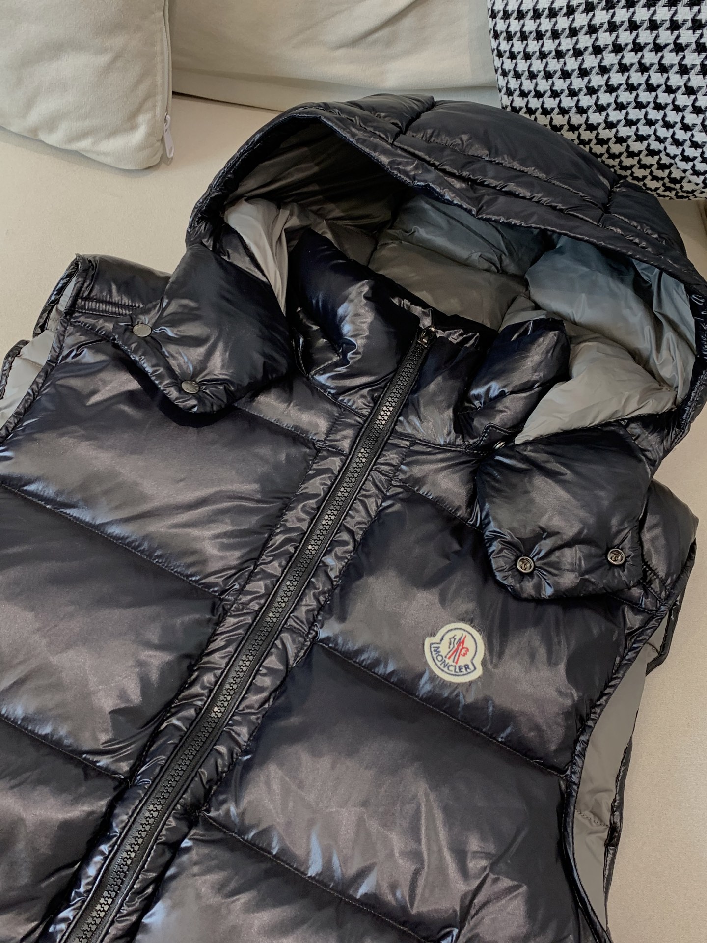 。✨Moncler蒙口 早秋新品 LiPsi男士羽绒马甲，演绎Moncler经典设计，是换季衣橱的必需单