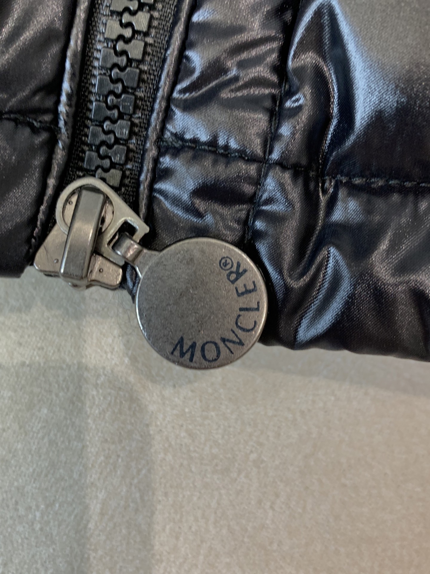 。✨Moncler蒙口 早秋新品 LiPsi男士羽绒马甲，演绎Moncler经典设计，是换季衣橱的必需单