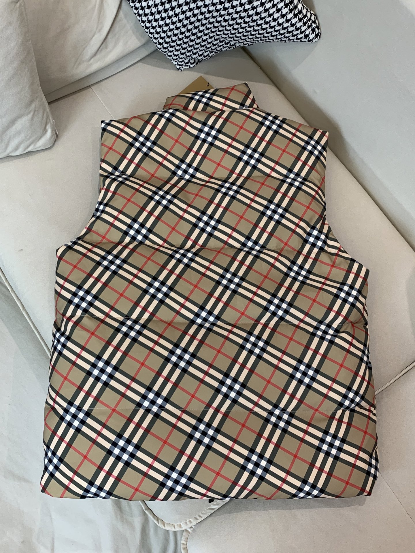 。25秋冬新款Burberry格纹两面穿羽绒马甲双面两穿设计独特性与实用性：这款背心采用双面两穿设计，一