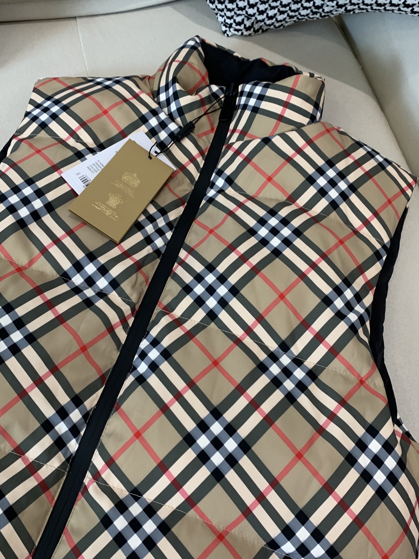 。25秋冬新款Burberry格纹两面穿羽绒马甲双面两穿设计独特性与实用性：这款背心采用双面两穿设计，一