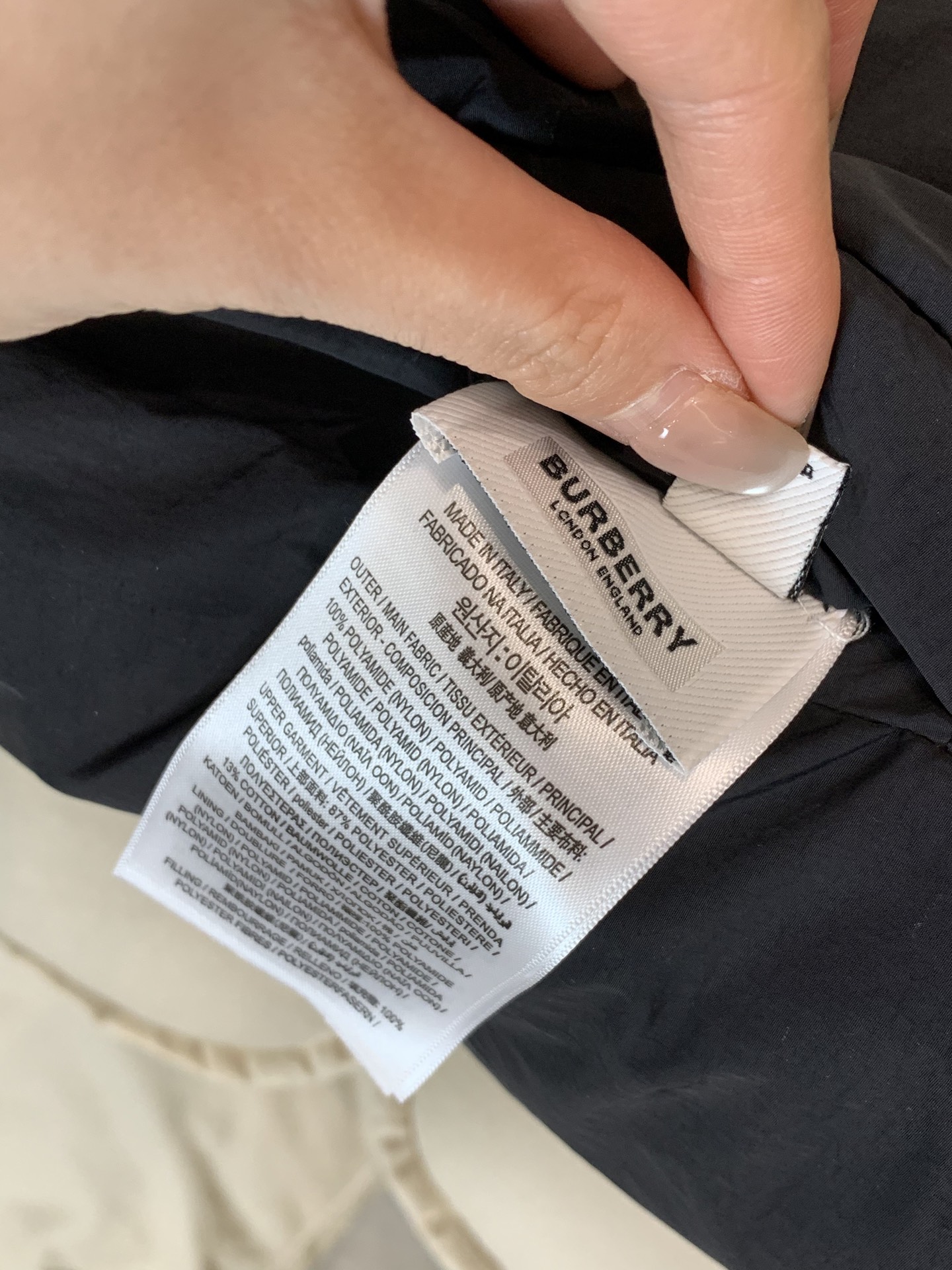 。25秋冬新款Burberry格纹两面穿羽绒马甲双面两穿设计独特性与实用性：这款背心采用双面两穿设计，一