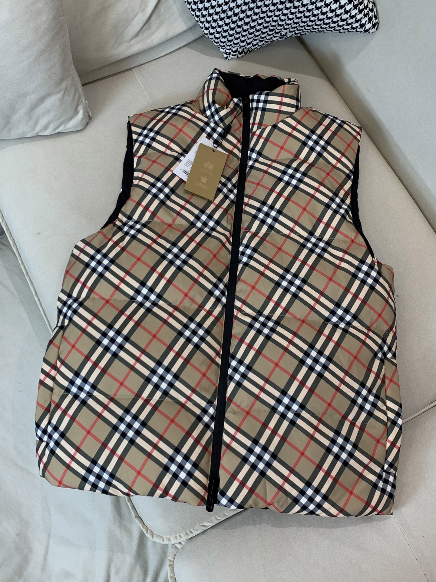 。25秋冬新款Burberry格纹两面穿羽绒马甲双面两穿设计独特性与实用性：这款背心采用双面两穿设计，一