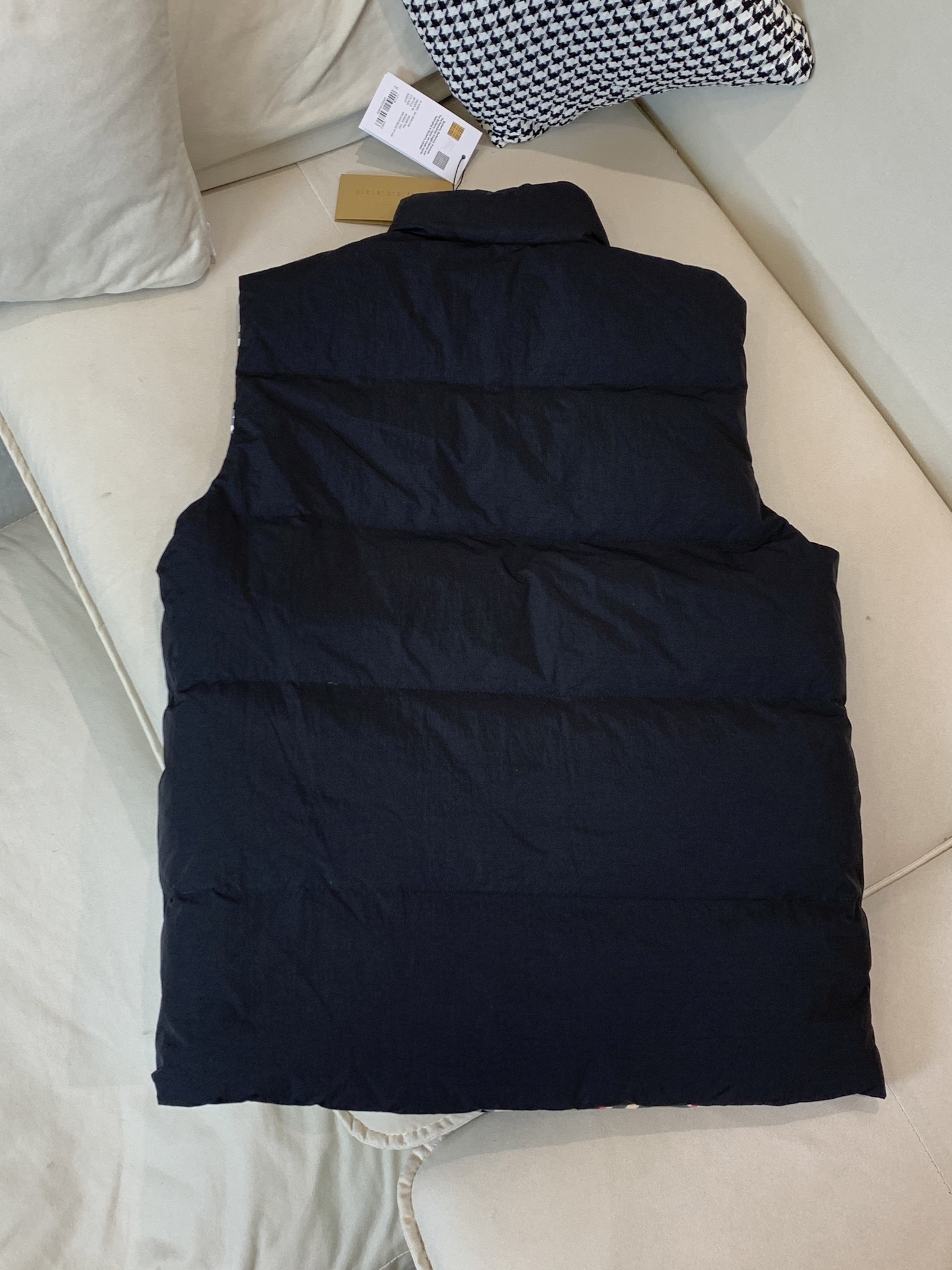 。25秋冬新款Burberry格纹两面穿羽绒马甲双面两穿设计独特性与实用性：这款背心采用双面两穿设计，一