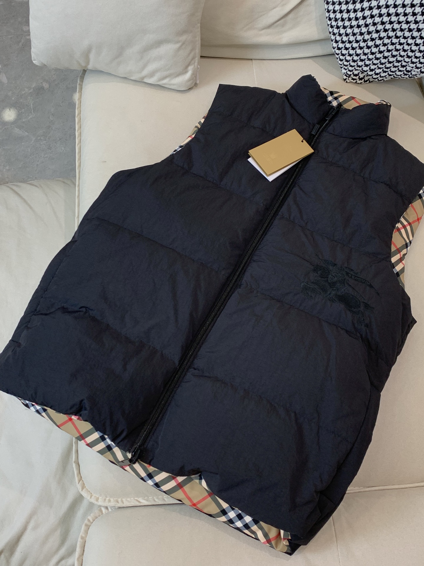 。25秋冬新款Burberry格纹两面穿羽绒马甲双面两穿设计独特性与实用性：这款背心采用双面两穿设计，一